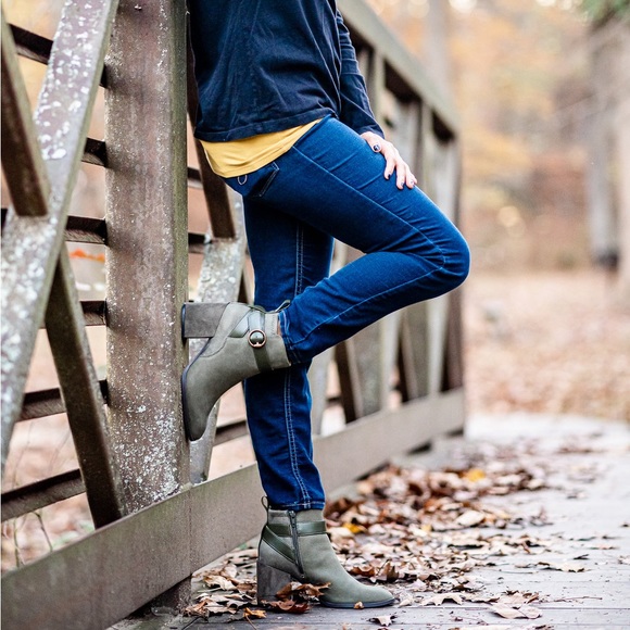 VIONIC Tenley Women's Mid Shaft Ankle Boot - Picture 4 of 14